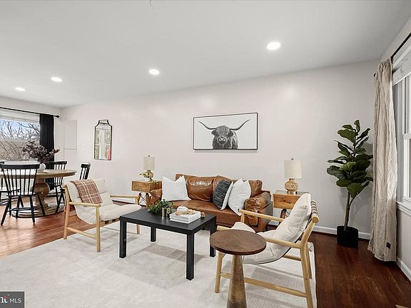 3rd image of 709 W Poplar Rd