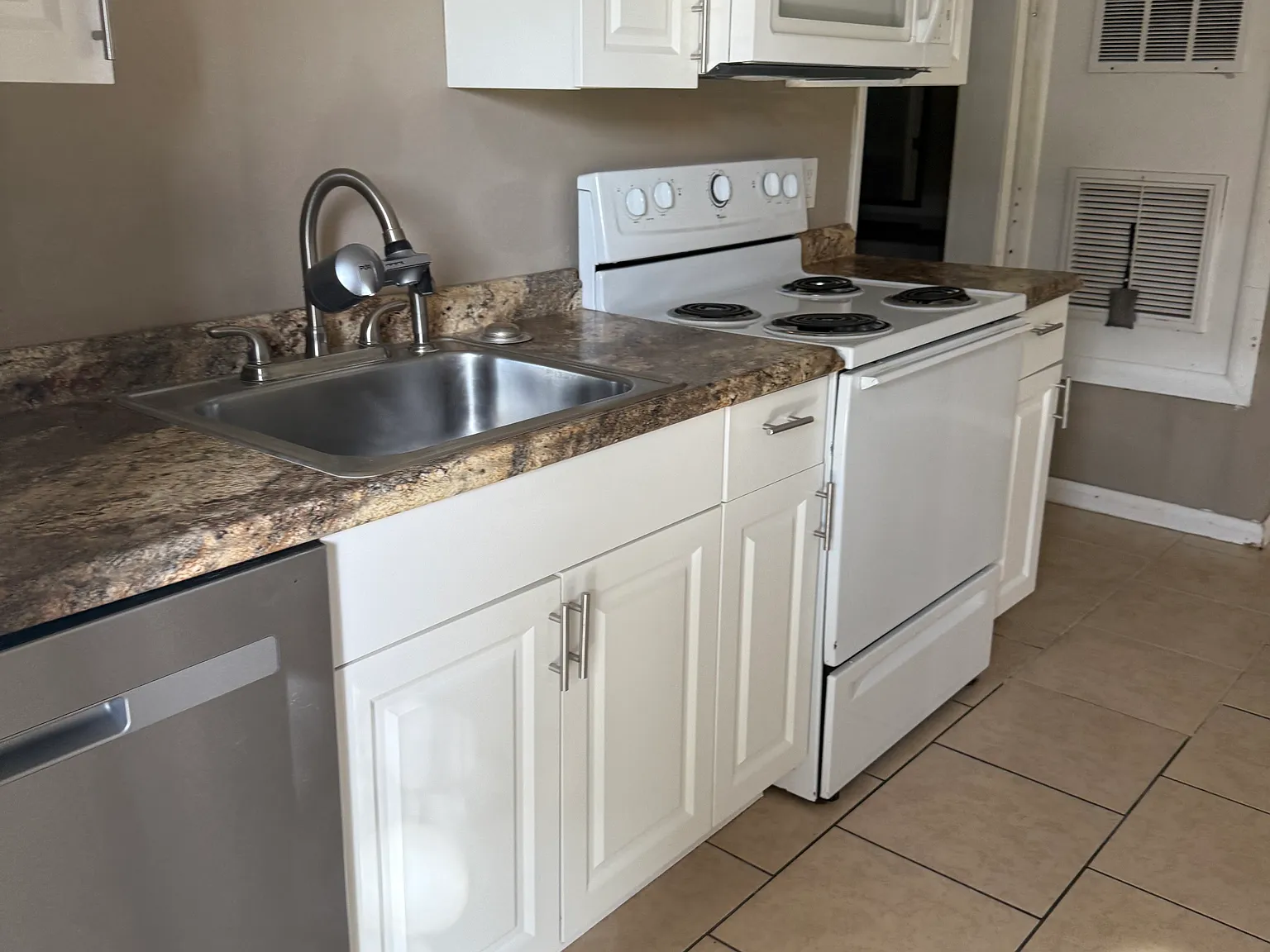 2 bed, 1200 sqft, $1,550 — Photo 3