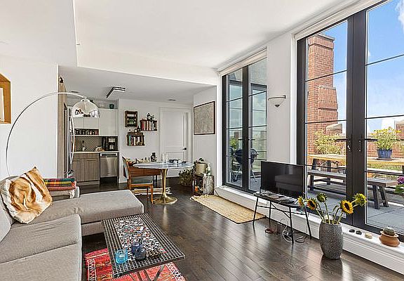 3rd image of 150 N 12th St Penthouse D