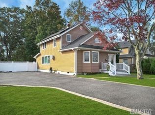 30 Bowers Ct, Smithtown, NY 11787