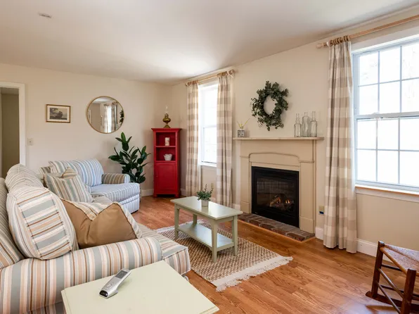 8 Candlewick Ln, Cumberland, ME 04021