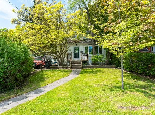 4 Elton Cres, Toronto, ON M8W 2X8