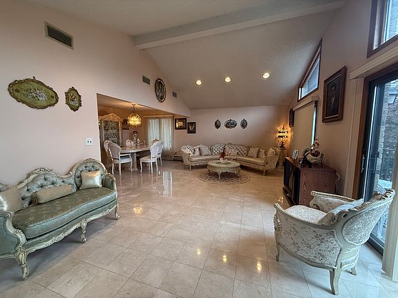 5th image of 1636 Maple St #1