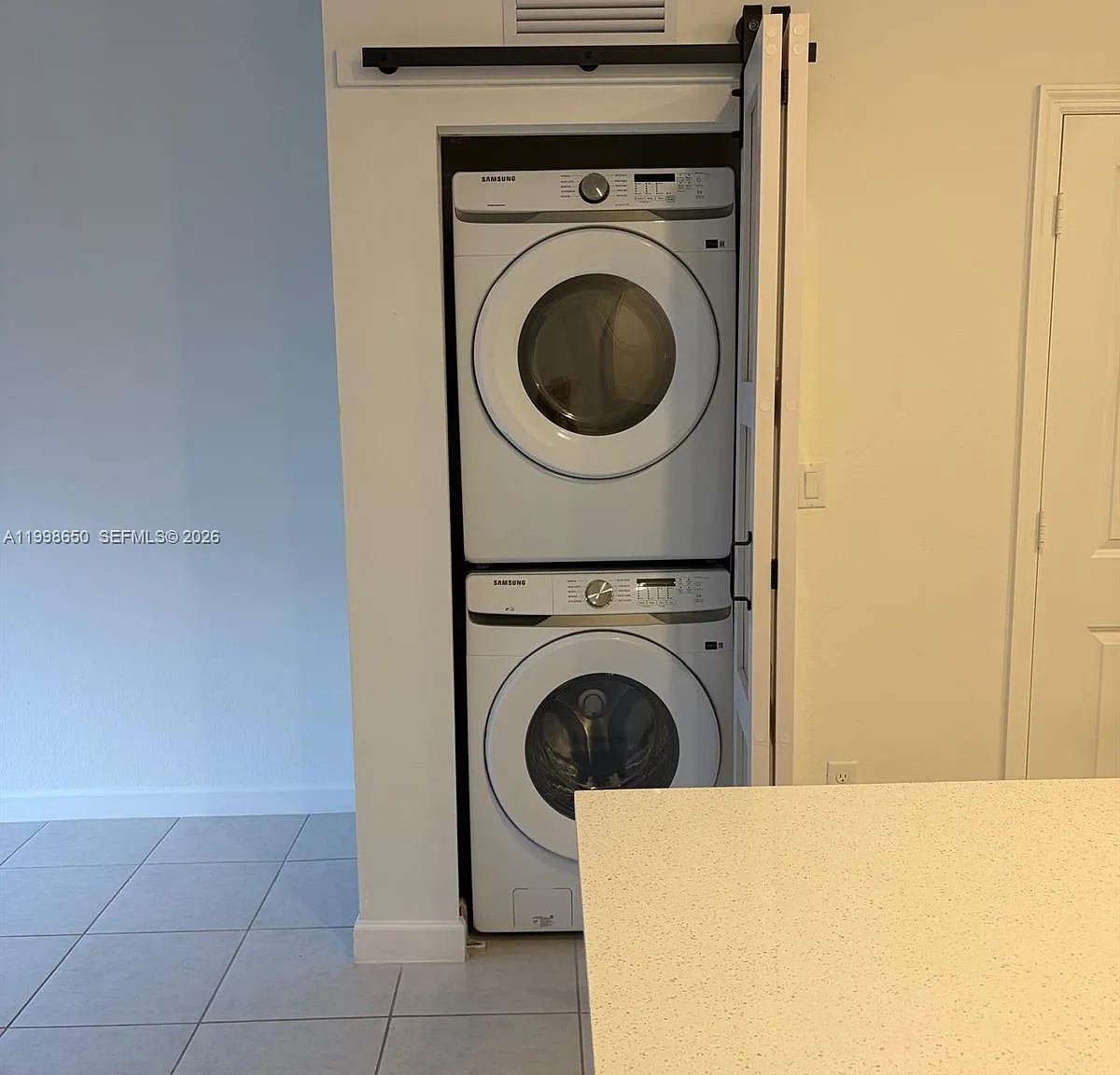 3 bed, 2.5 bath, 1393 sqft, $2,600 — Photo 4