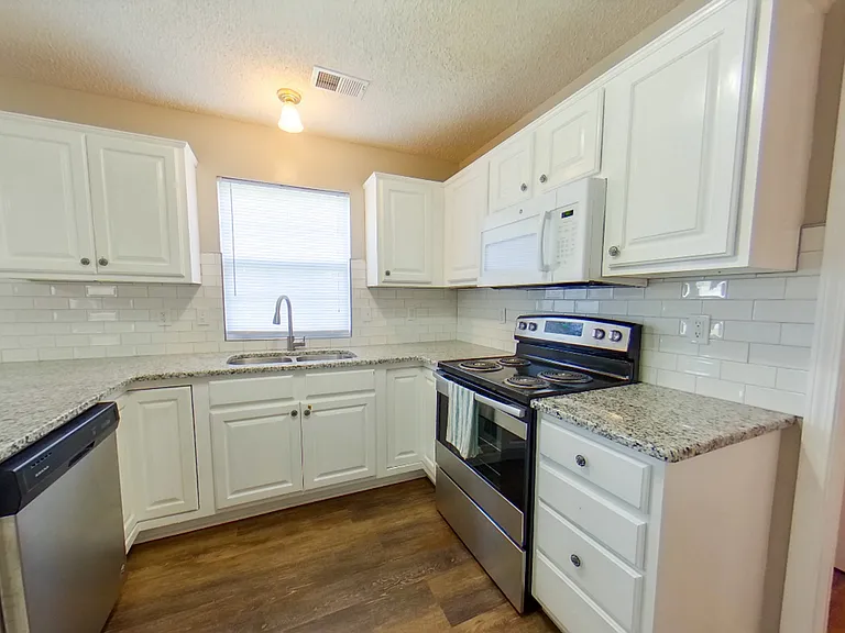 438 Butterfield Rd — Photo 1
