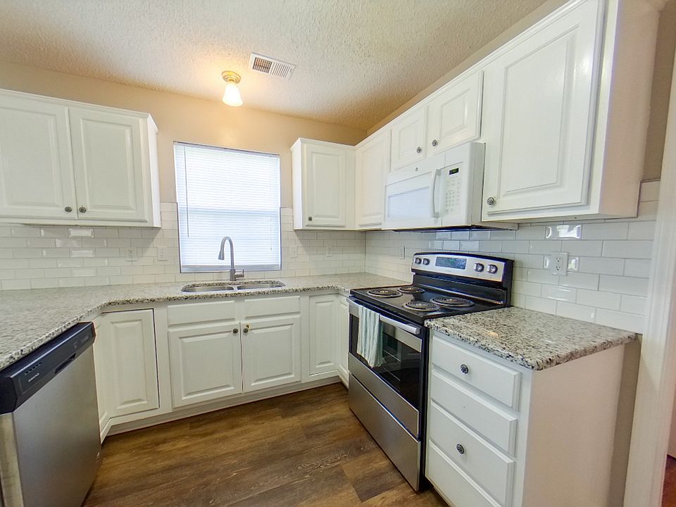 1st image of 438 Butterfield Rd