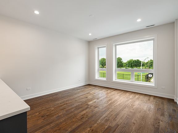 4th image of 408 E 50th Pl #3W