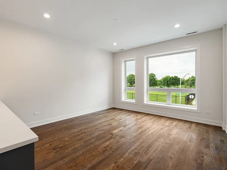 416 E 50th Pl #1W — Photo 6