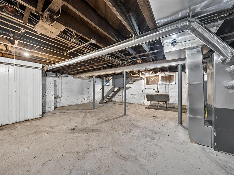 2025 Calvert St — Photo 33
