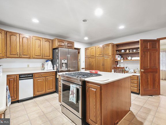 4th image of 1600 Clover Dr