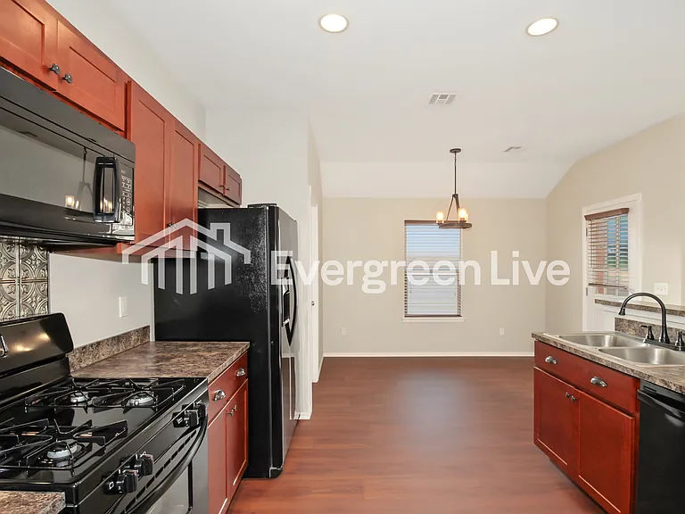 451 NE 19th Pl — Photo 4