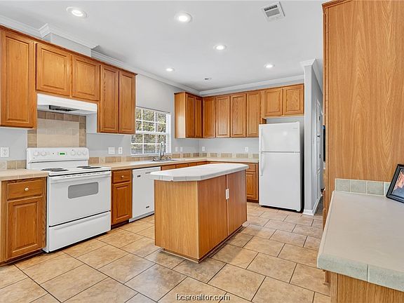 4th image of 115 Oakbend Ln