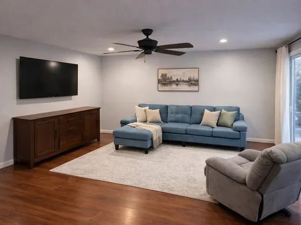 645 Robbins Ave APT 52, Dracut, MA 01826