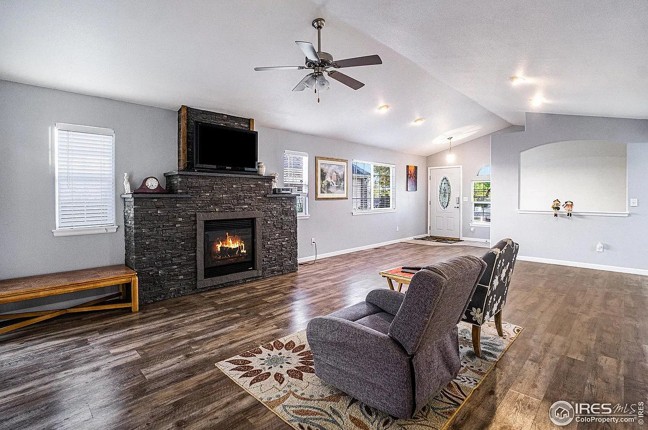 3 bed, 3.0 bath, 2304 sqft, $2,600 — Photo 3