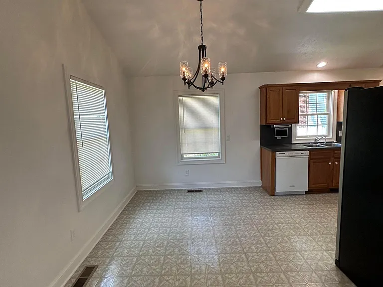 542 Virginia Ave — Photo 8