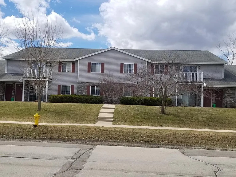 2200 Sylvan Way — Photo 2