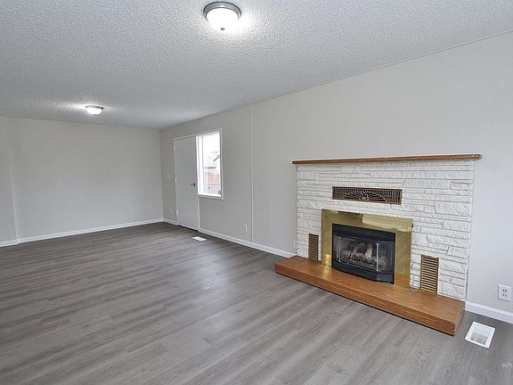 4th image of 446 Lake Lowell Ave
