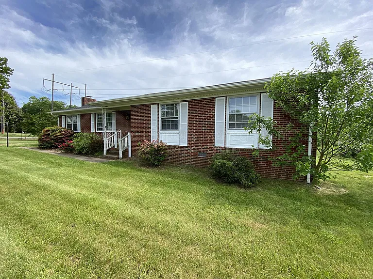 1804 Sherwood Dr — Photo 3