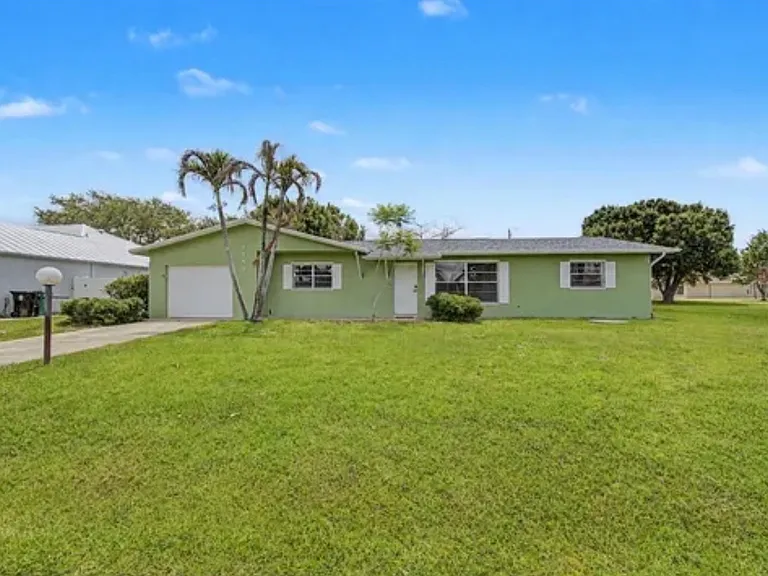 1149 SW Hogan St — Photo 8