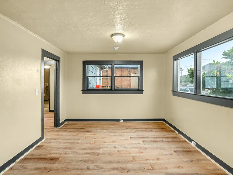 121 N D St — Photo 4