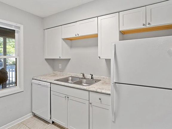 4th image of 916 Fiske St APT B