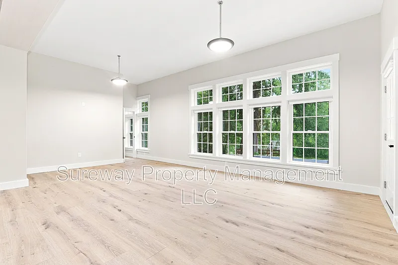 2 bed, 1.0 bath, 1100 sqft, $2,450 — Photo 3