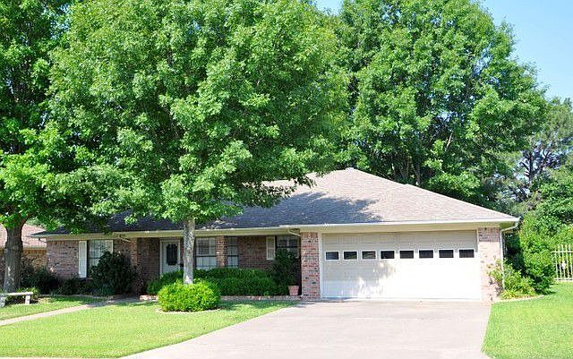 1st image of 220 Hollie Cir