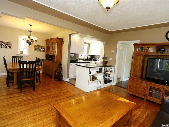 2nd image of 918 10th St E