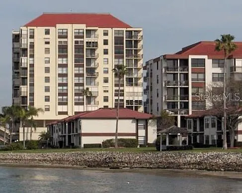 2 bed, 2.0 bath, 1054 sqft, $2,999 — Photo 2