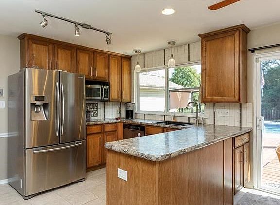 3rd image of 704 Guenevere Dr