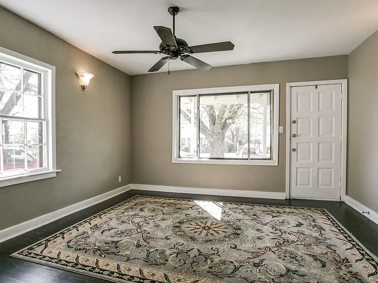 2921 Livingston Ave — Photo 3
