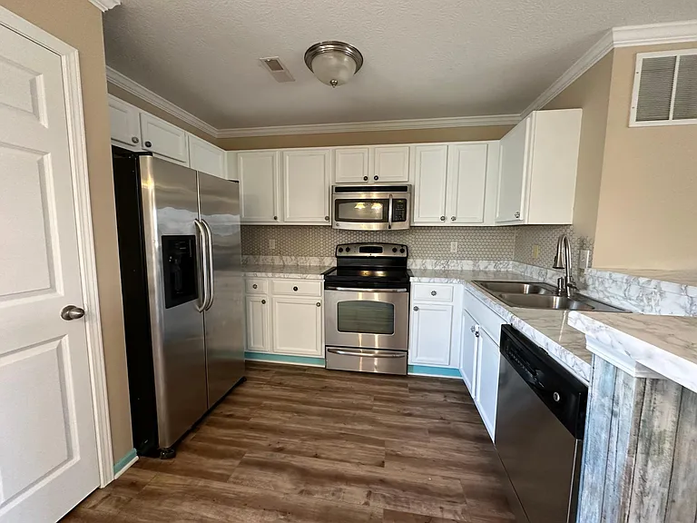 1020 Hartford Village Blvd — Photo 7