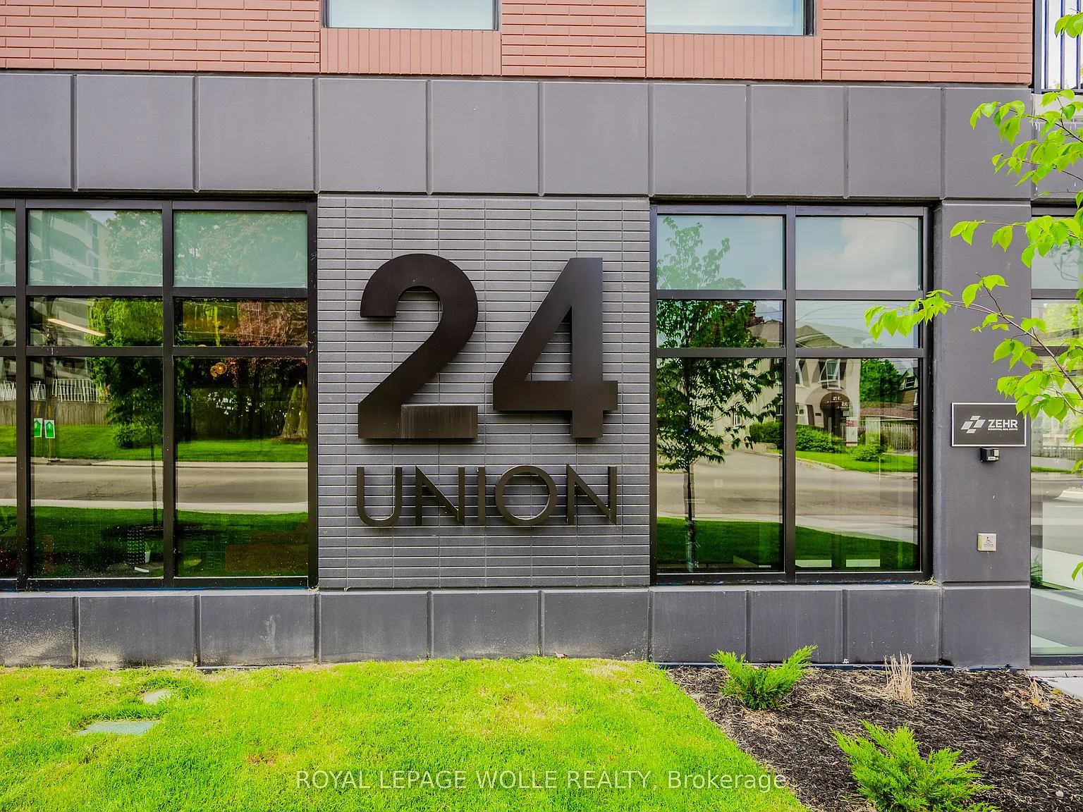 24 Union St E — Photo 3