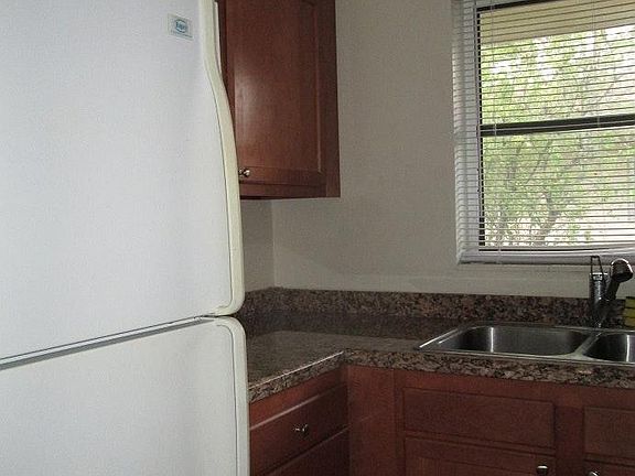 4th image of 241 SE Park St APT 2