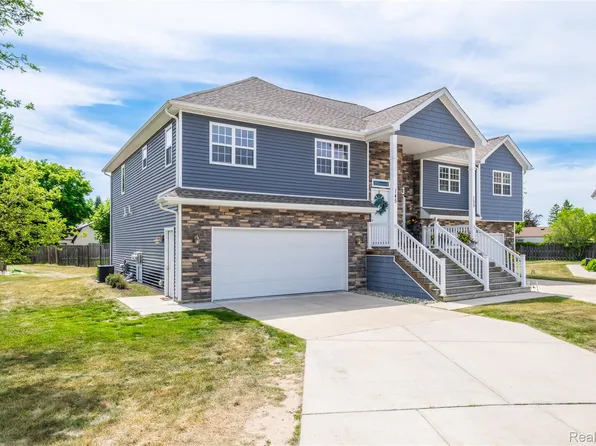 145 Whispering Pines Dr, Fenton, MI 48430