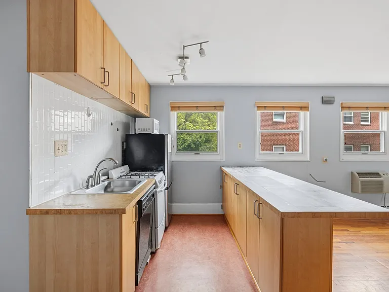4595 Macarthur Blvd NW #4 — Photo 25