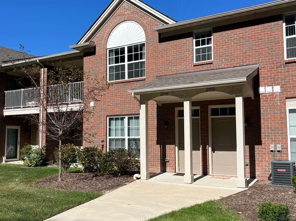 21950 Aberdeen Dr #44, Macomb, MI 48042
