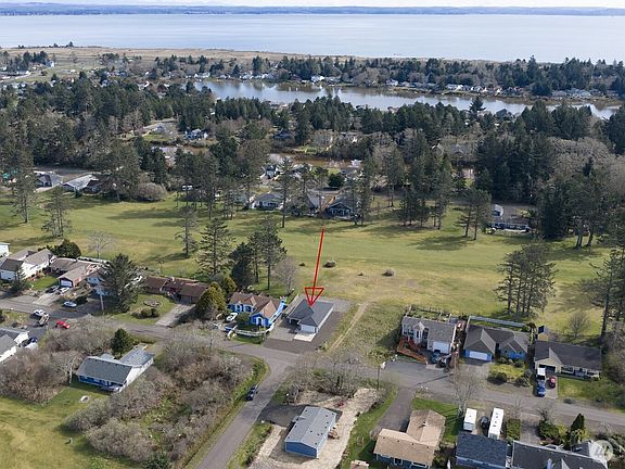 4th image of 300 Octopus Avenue NE