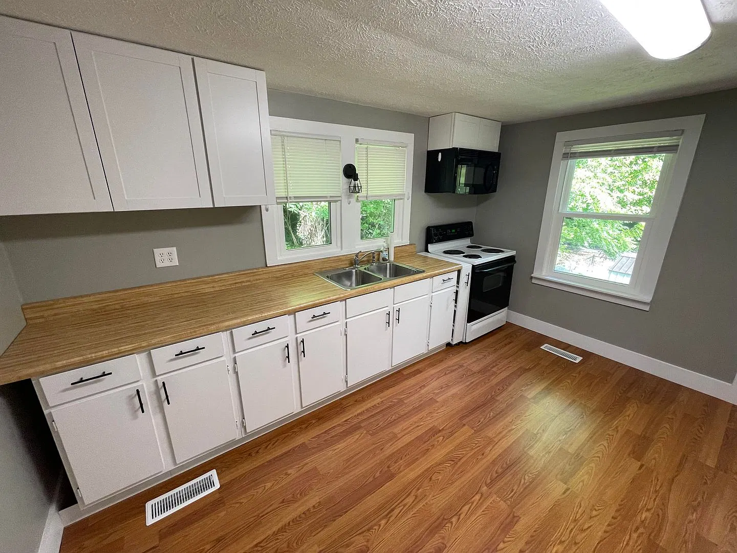 Charming 2BR/1BA South Knox Home w/ Huge Yard, Shed & Basement Storage Pets Welcome! — Photo 3