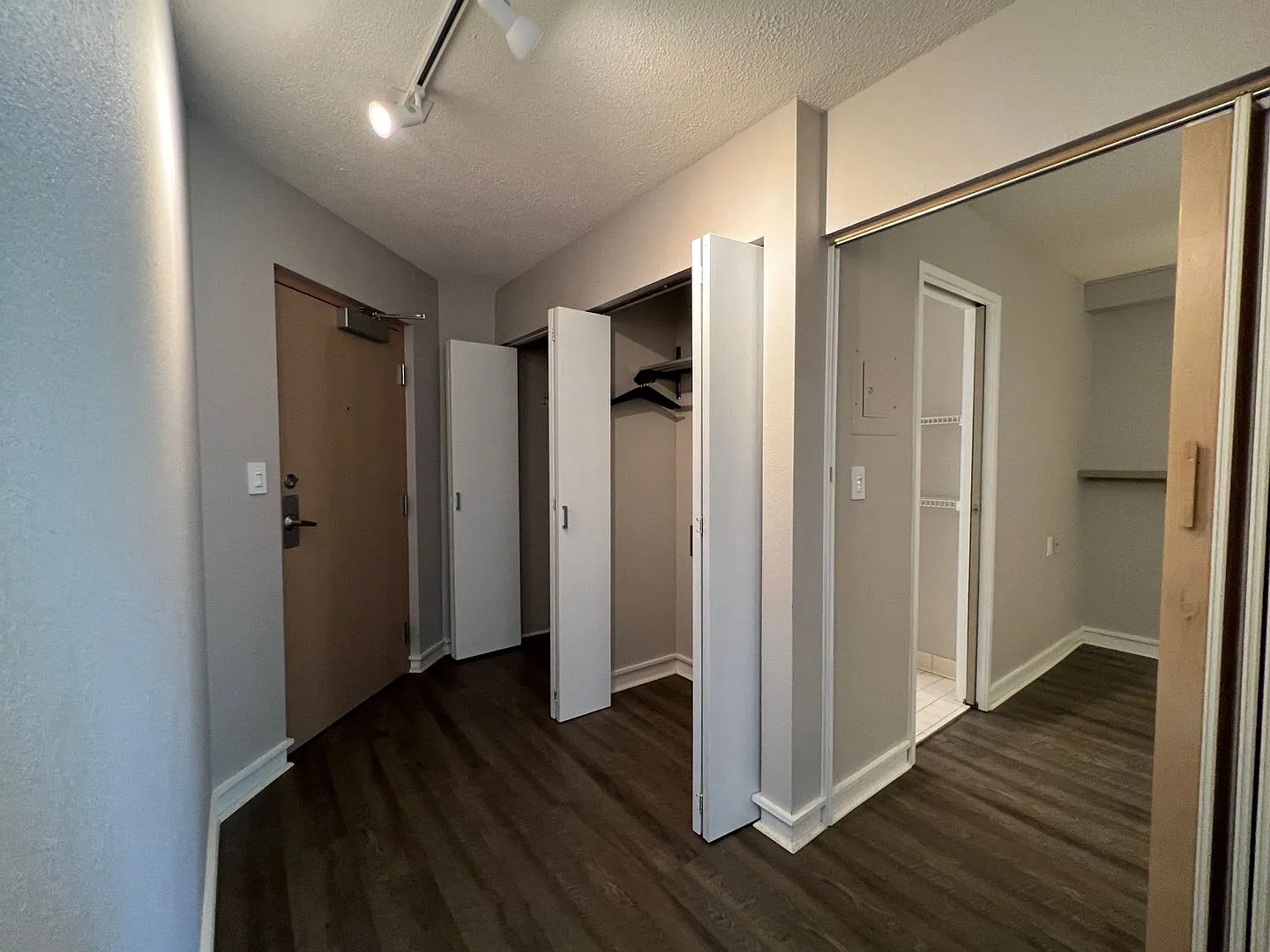 Beech St. Apartment — Photo 4
