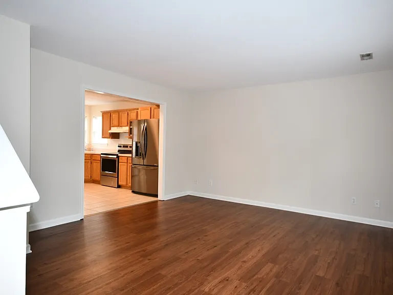 1137 Thomas Ln #B — Photo 2