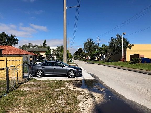 Exterior Neighborhood (street photo)