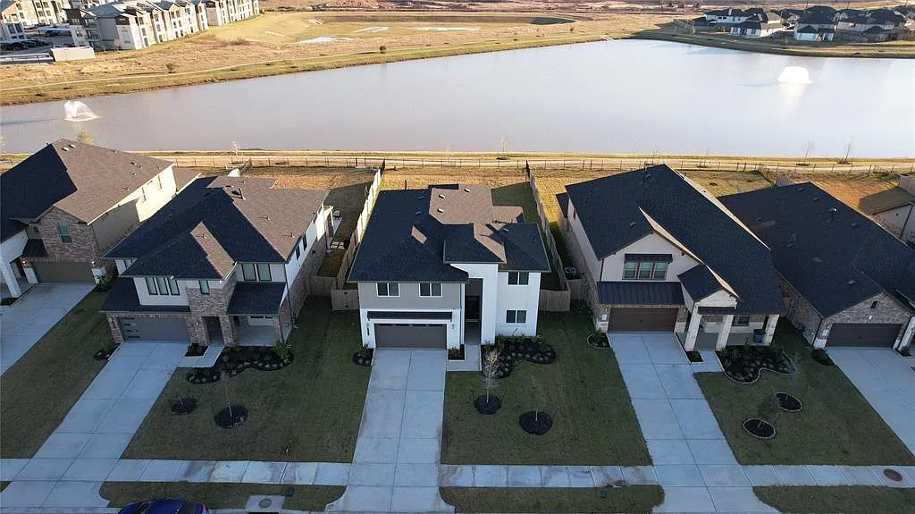 5 bed, 3.0 bath, 3025 sqft, $2,900 — Photo 2