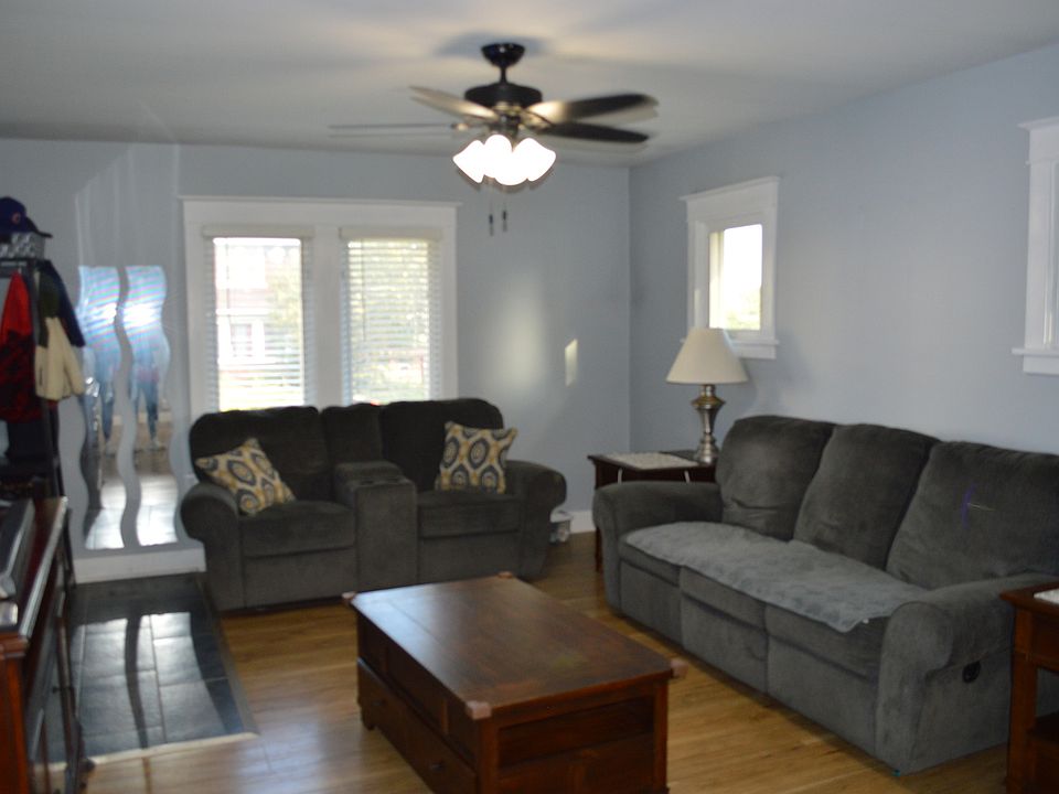 2nd image of 903 Clement St