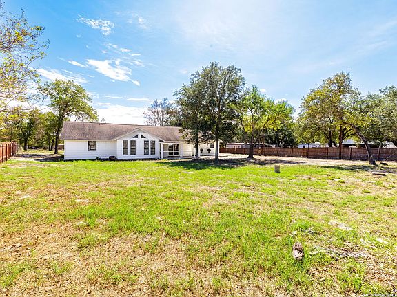 3rd image of 208 RANCH CREEK DR
