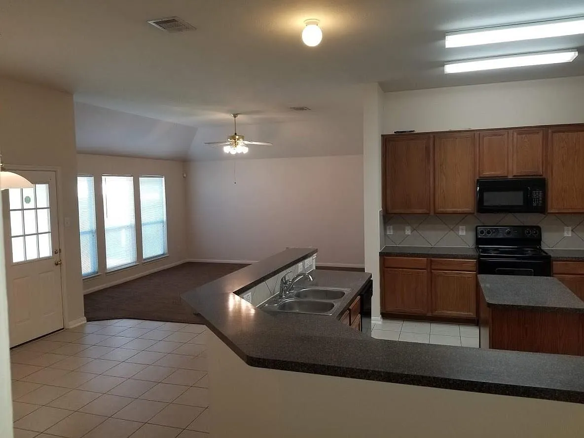 4 bed, 2206 sqft, $2,300 — Photo 4