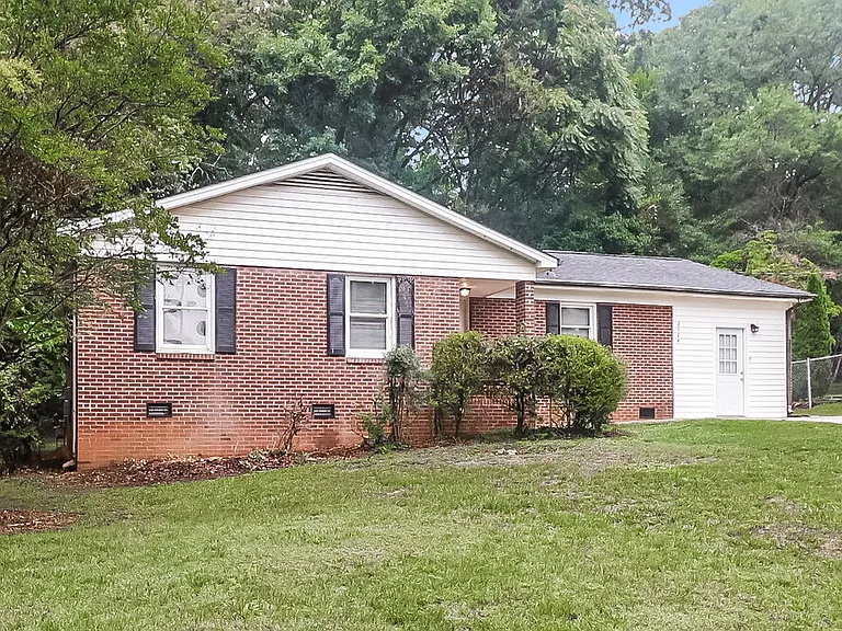 2124 Fox Hunt Dr — Photo 3