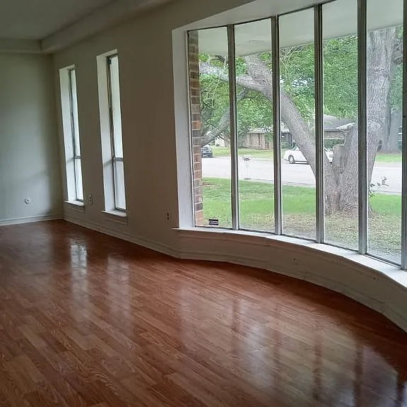 1140 Shadywood Ln — Photo 2