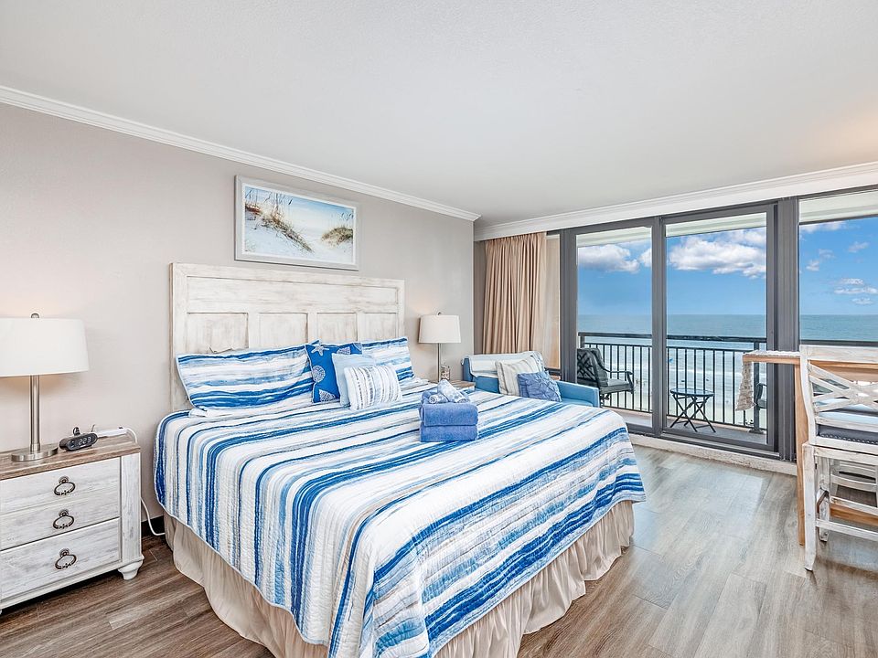 King Size Bed overlooking the ocean.