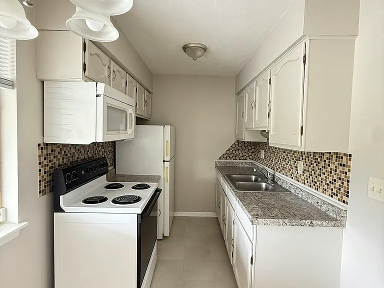 1690 Hofheinz St #B2 — Photo 14